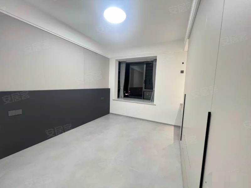 风和日丽，边户，三中门口，精装大四房，证满二，看中可谈，采光视野好