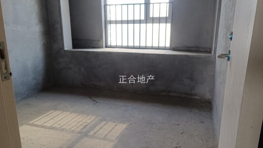 捡漏，亏本出售，风和日丽，毛坯4房，单价5000送车位，边户，电梯好楼层11楼，证满二