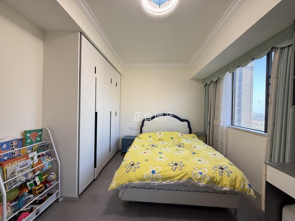 城西，业主怒亏近30万，精装三房两卫，电梯15楼，9.9成新，纯边户，仙桃二小，证件满二