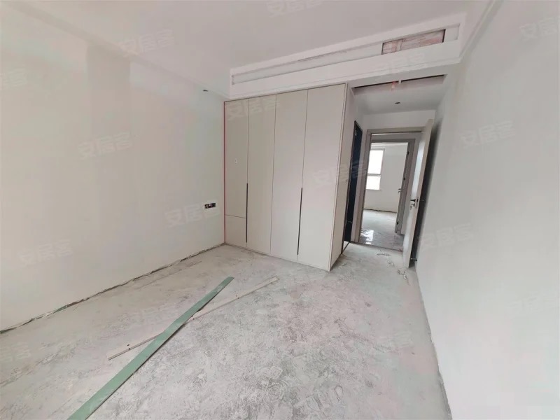 433，城南，朝阳丽景，小高层5楼，精‮半装‬成品，边户，‮房三‬两卫，​捡漏