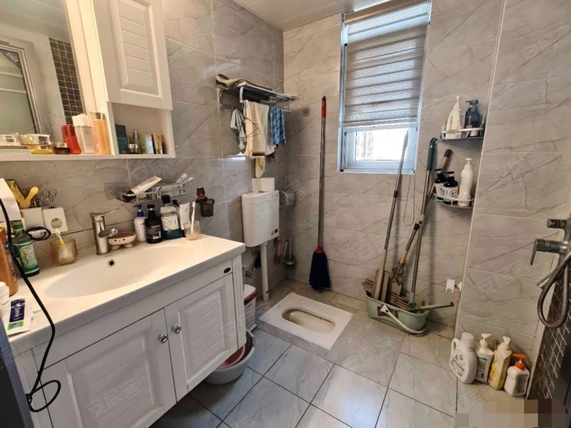 ？降价了，亏本出售，和合国际，电梯好楼层，单价5038，全屋暖气片，精装四房二卫送入户花园证满五