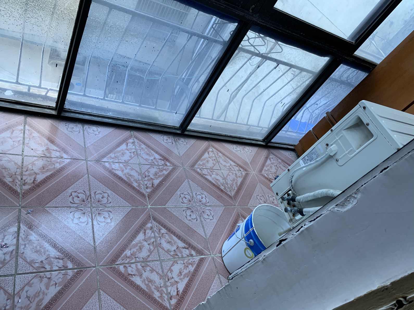 龙华山酒店东边20米处，五交化宿舍，70平，老证