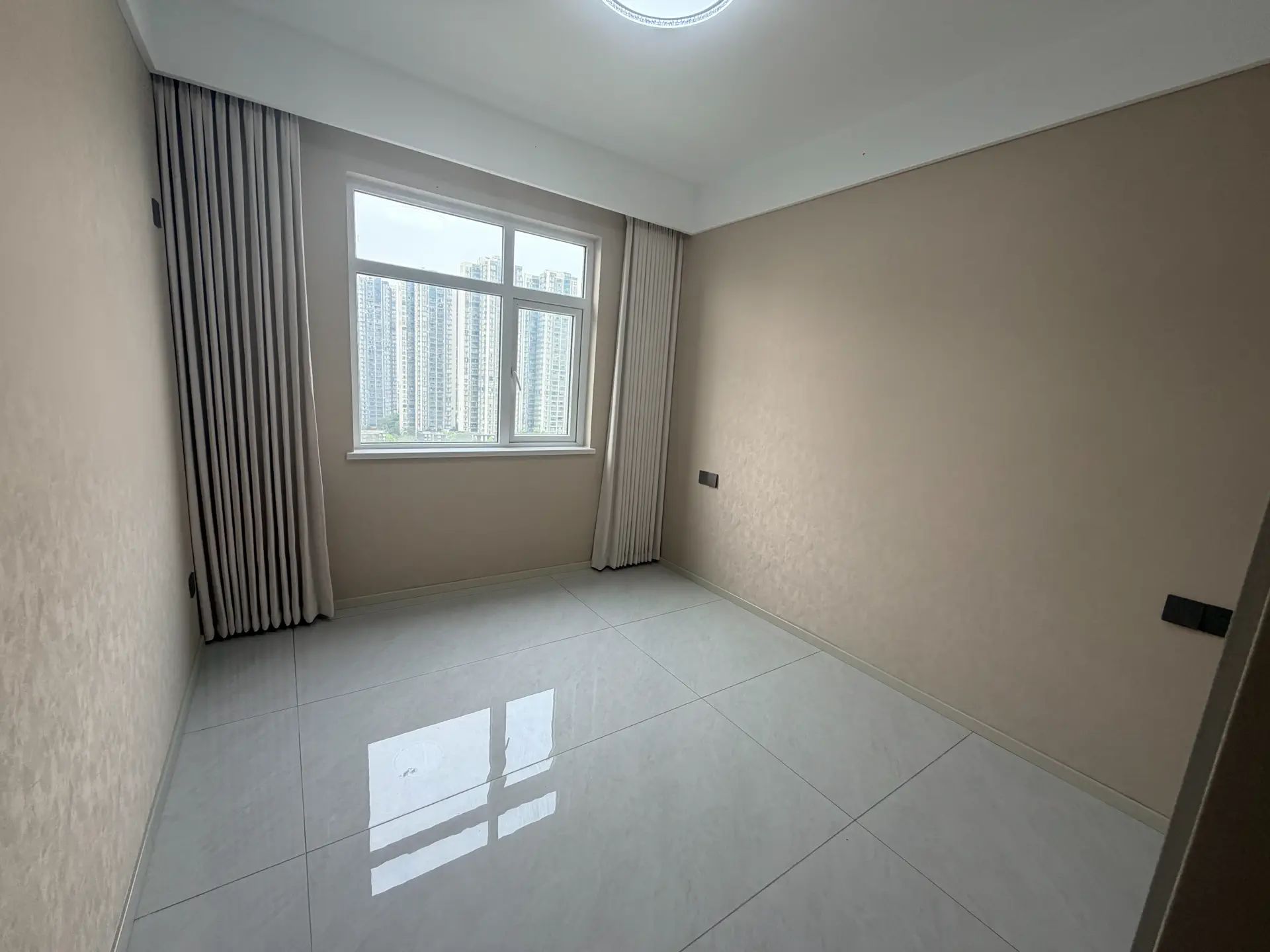 城南，天诚缘，电梯15楼，全新精装三房二卫，证满二，业主诚心出售