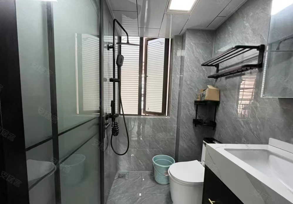 房东亏本出售，荣怀小高层，精装小三房，9.9成新，三开间朝南，好楼层