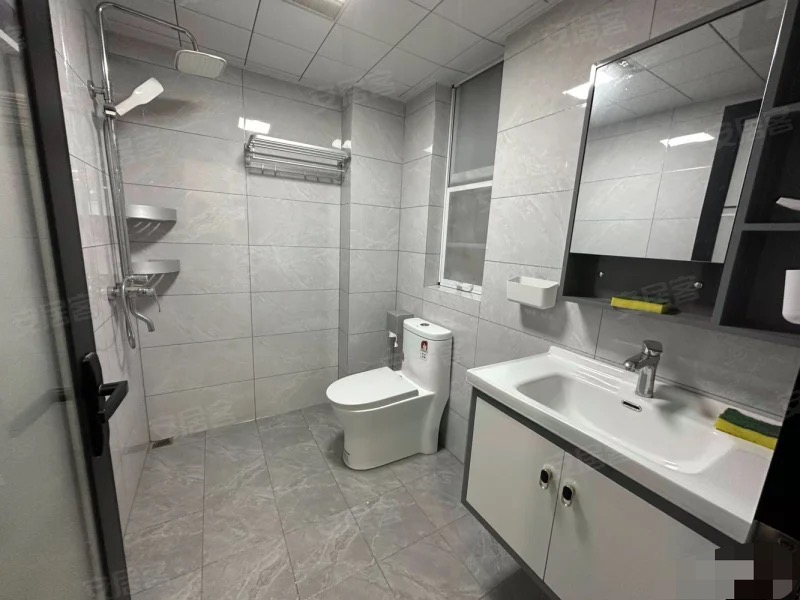 242，急售，商城老三中旁，电梯好楼层，15楼全新装修三房，证满二，拎包入住