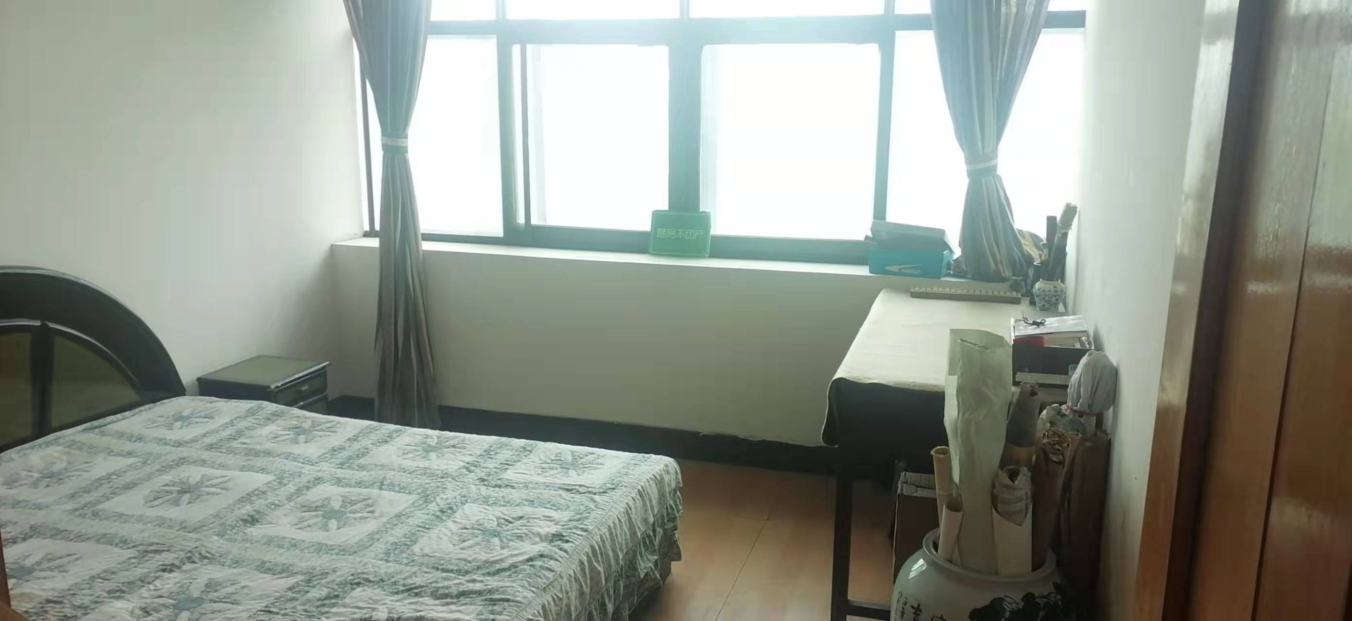 流金岁月旁步梯四楼简装三房出租