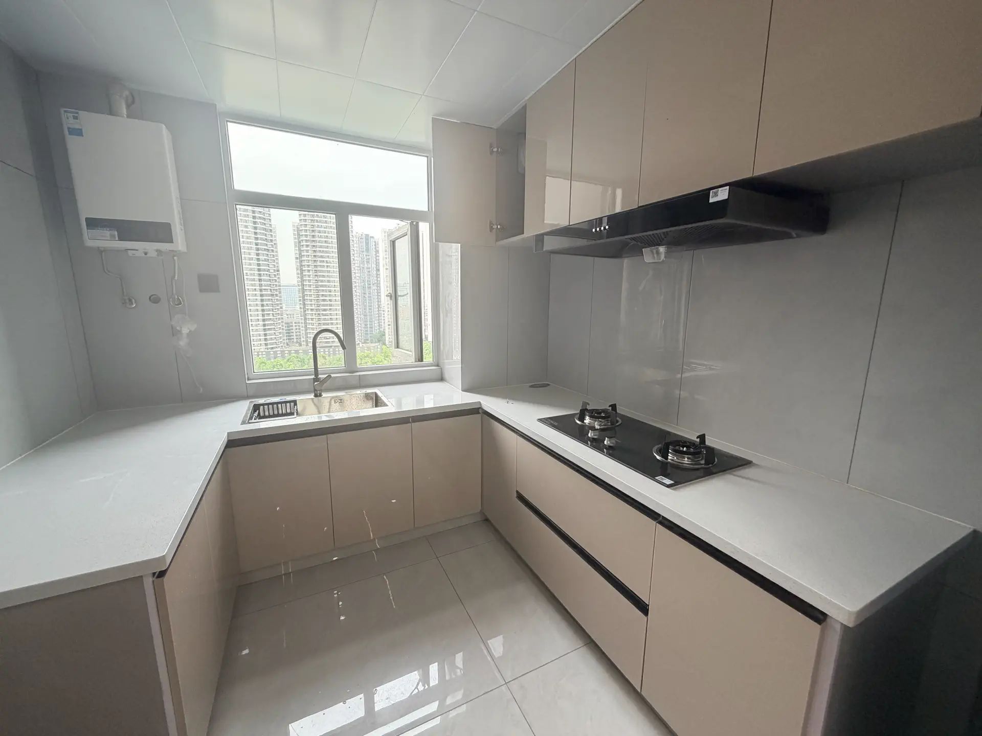 城南，天诚缘，电梯15楼，全新精装三房二卫，证满二，业主诚心出售