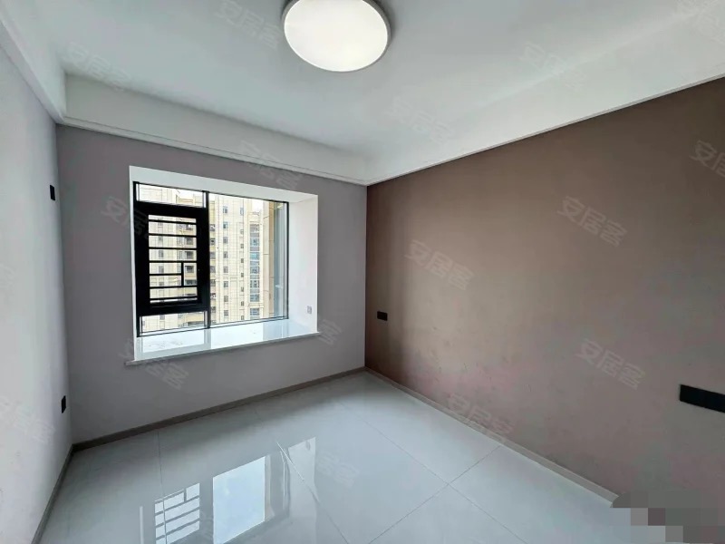 ？城南，御湖世家，精装三房，送车位，三开间朝南，证满二