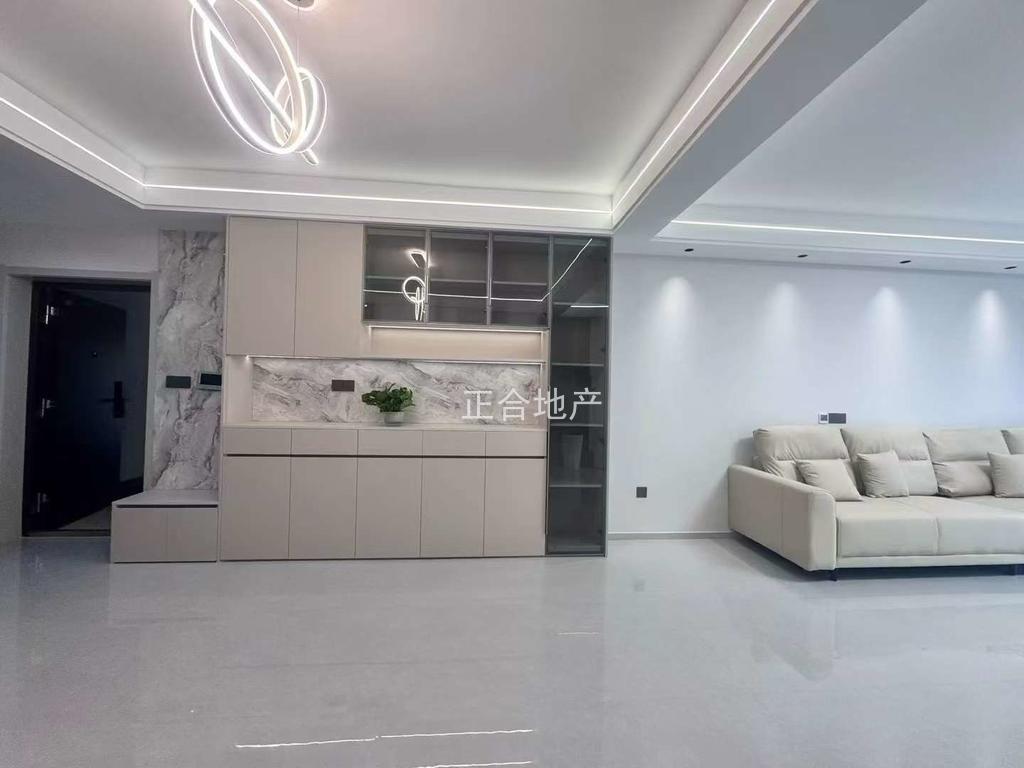 城南，御湖‬世家，边户，电梯好‬楼层，精装3房2卫，车位，诚心出售，证满二