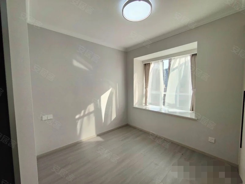 业主亏本出售，时代天骄，精装三房，单价4字头，成色新，电梯好楼层，采光视野好