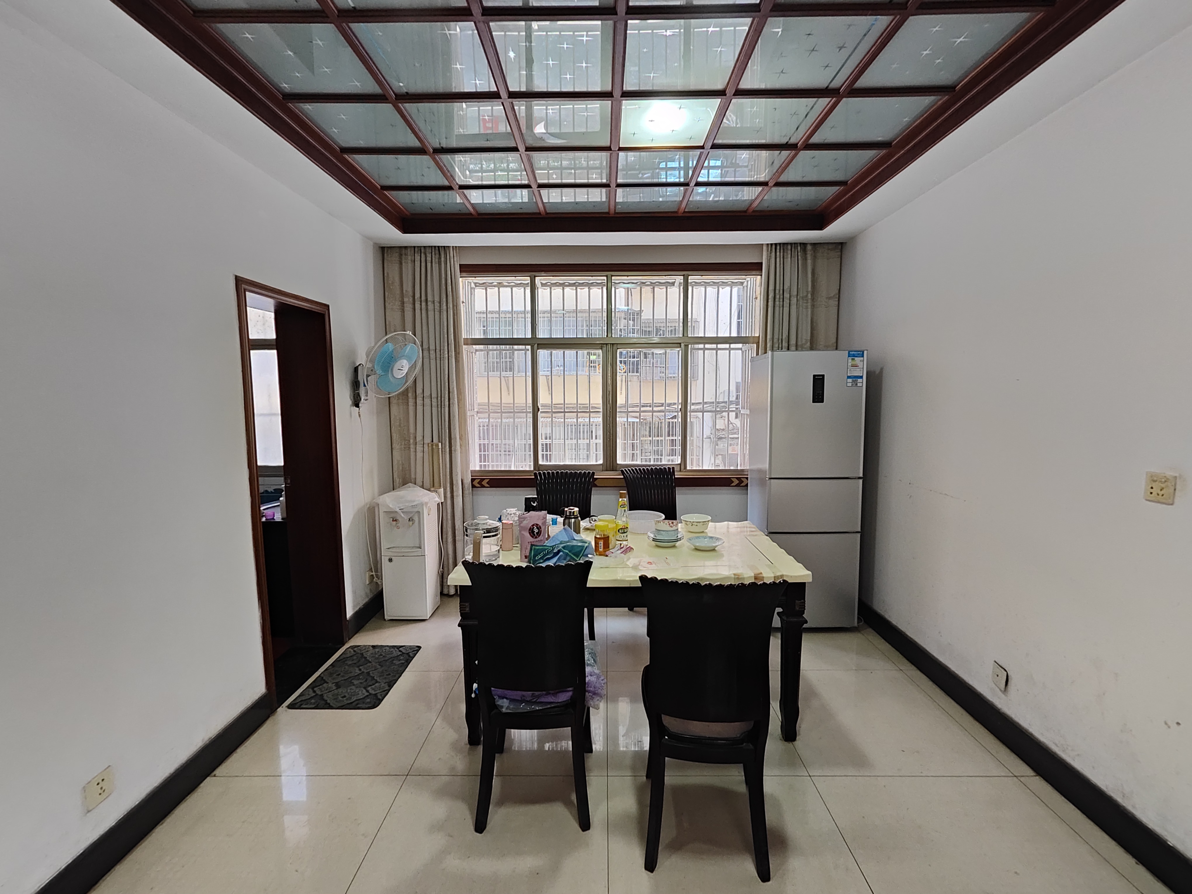 地锦小区超大五居室，四世同堂，小区邻里友好，生活交通方便！