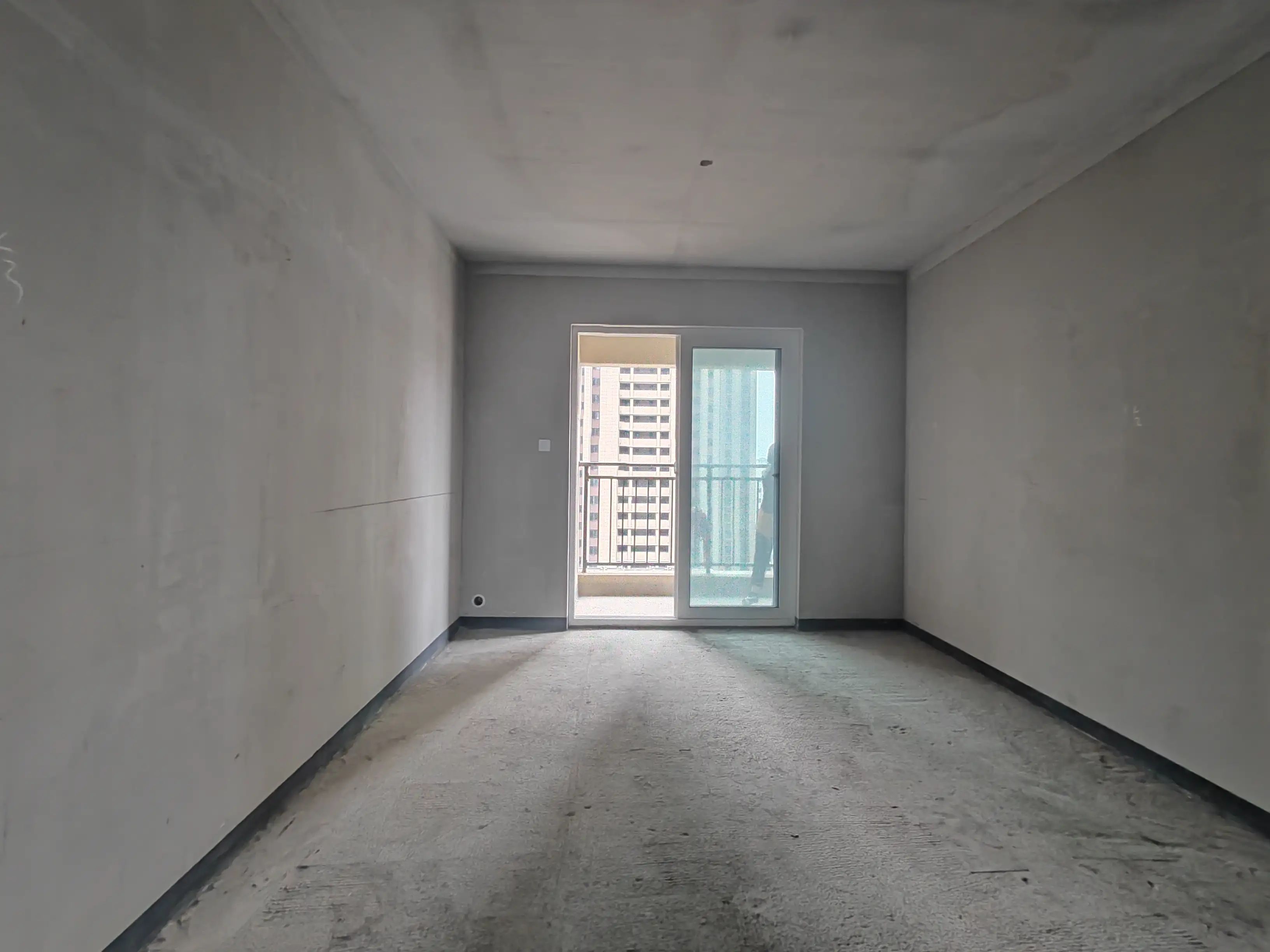 城南，碧桂园，毛坯三房，带车位， 中间好楼层，证满二