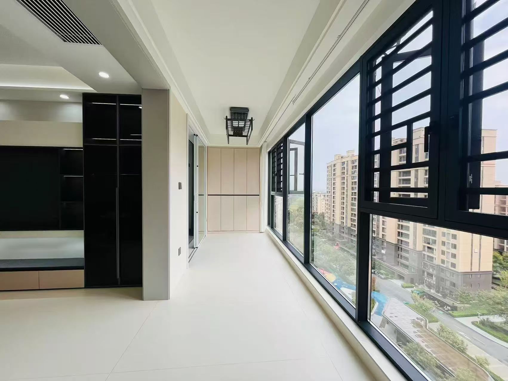 城南，全新装修，精装四房两卫，电梯11楼，南北双阳台，视野好