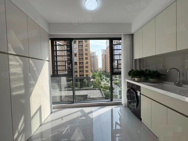 城南，​吾悦旁，沔阳天泽园，精装三房二卫，电梯五楼。证满二，全新装修，三开间朝南，家电齐全