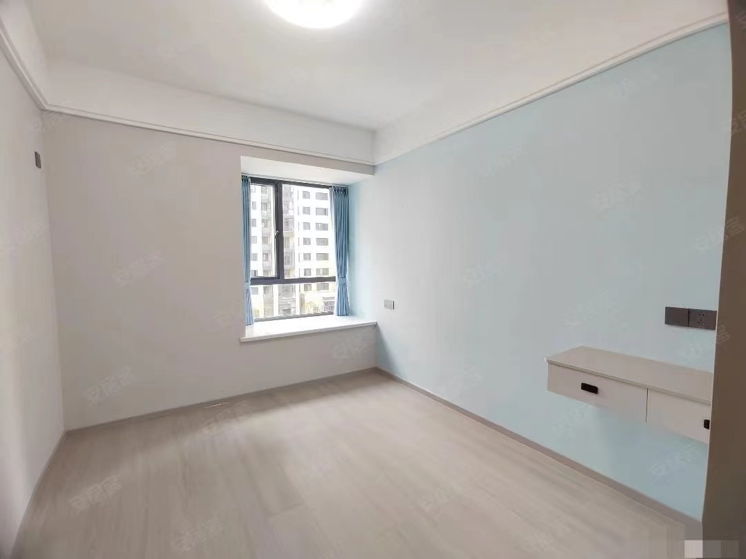 降价了，城南，吾悦广场旁，金台花园，满二​，下楼就是公园学全新精装三房二卫