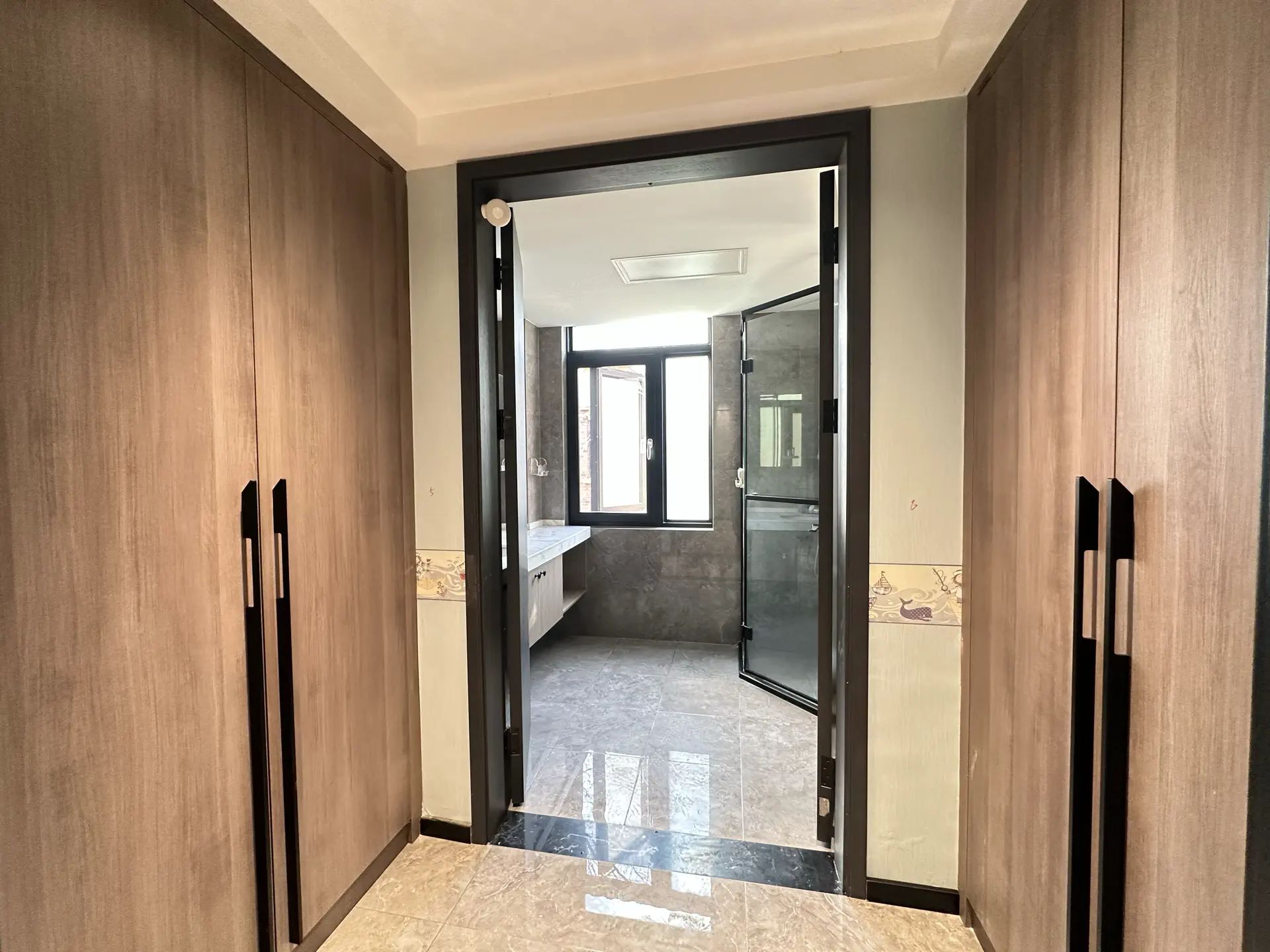 亏本出，绿地，‬别墅，边‮带户‬大院子，成色新，拎包入住