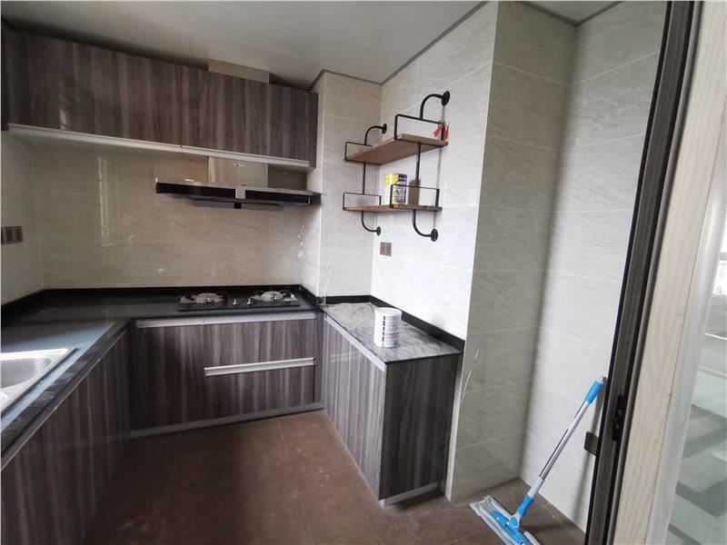 满庭春全屋订制精装修，湖景大四房只卖毛坯价，户型方正采光 