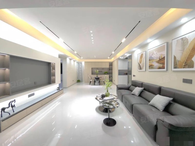 城西， 精装大四房，双‬阳台 ，电梯小高层，全新装修，证满二