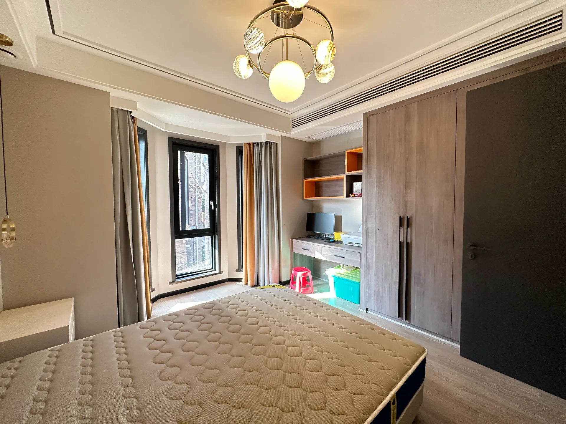 亏本出，绿地，‬别墅，边‮带户‬大院子，成色新，拎包入住