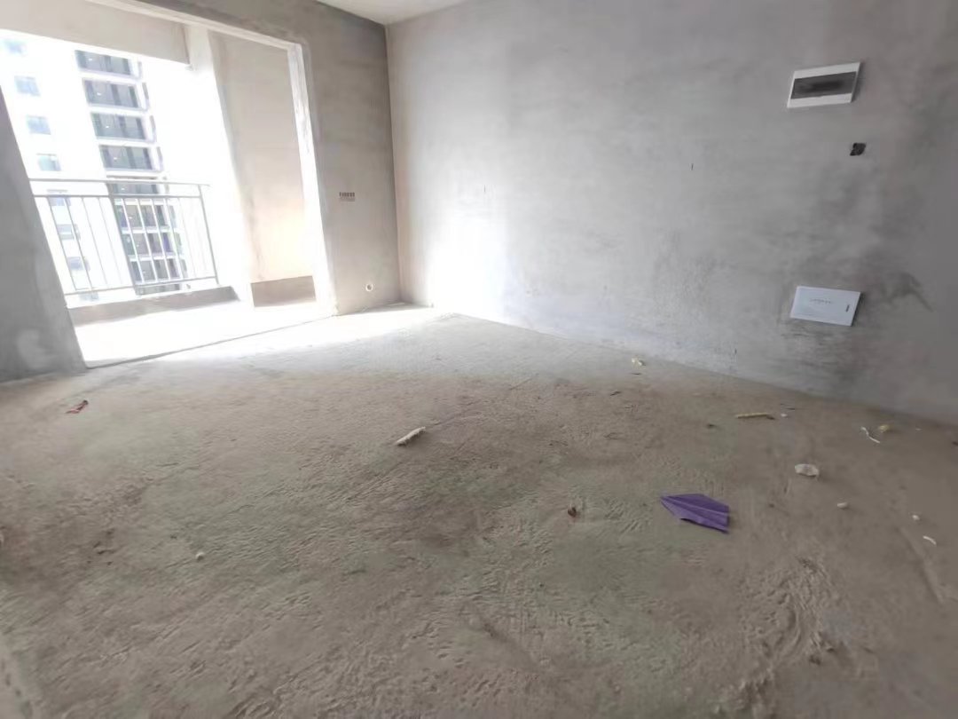 风和日丽.毛坯三房.中间楼层.业主急卖.看房方便