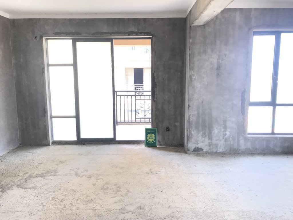 绿地华庭傲城 电梯好楼层！毛坯大4房优质楼盘生活宜居