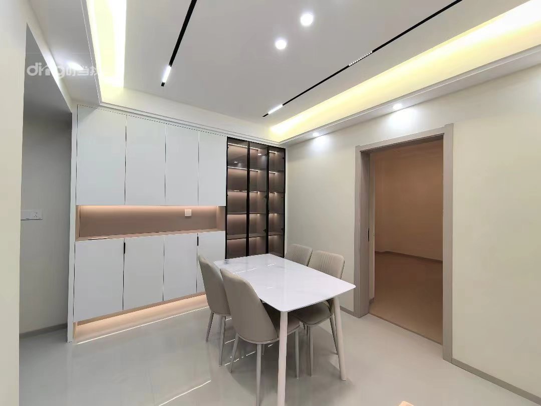 急售，房东降价了，一中对面，精装两房，成色很新，中间好楼层，证满二