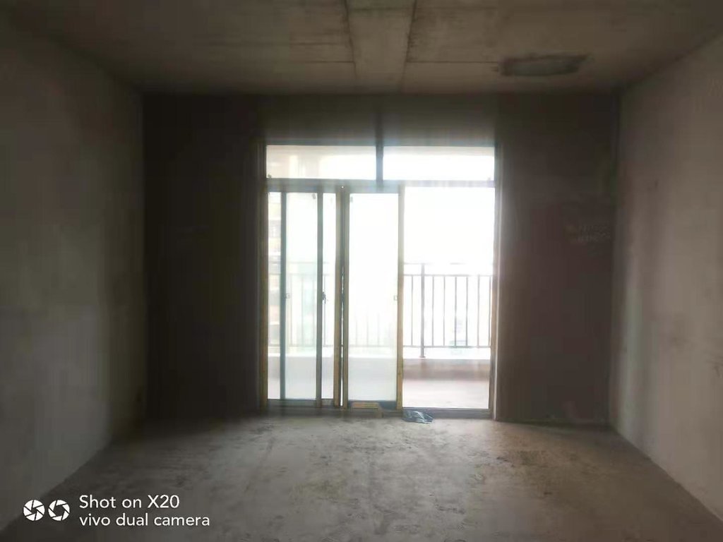 新城一号5期，毛坯大三房.带车位一起卖！