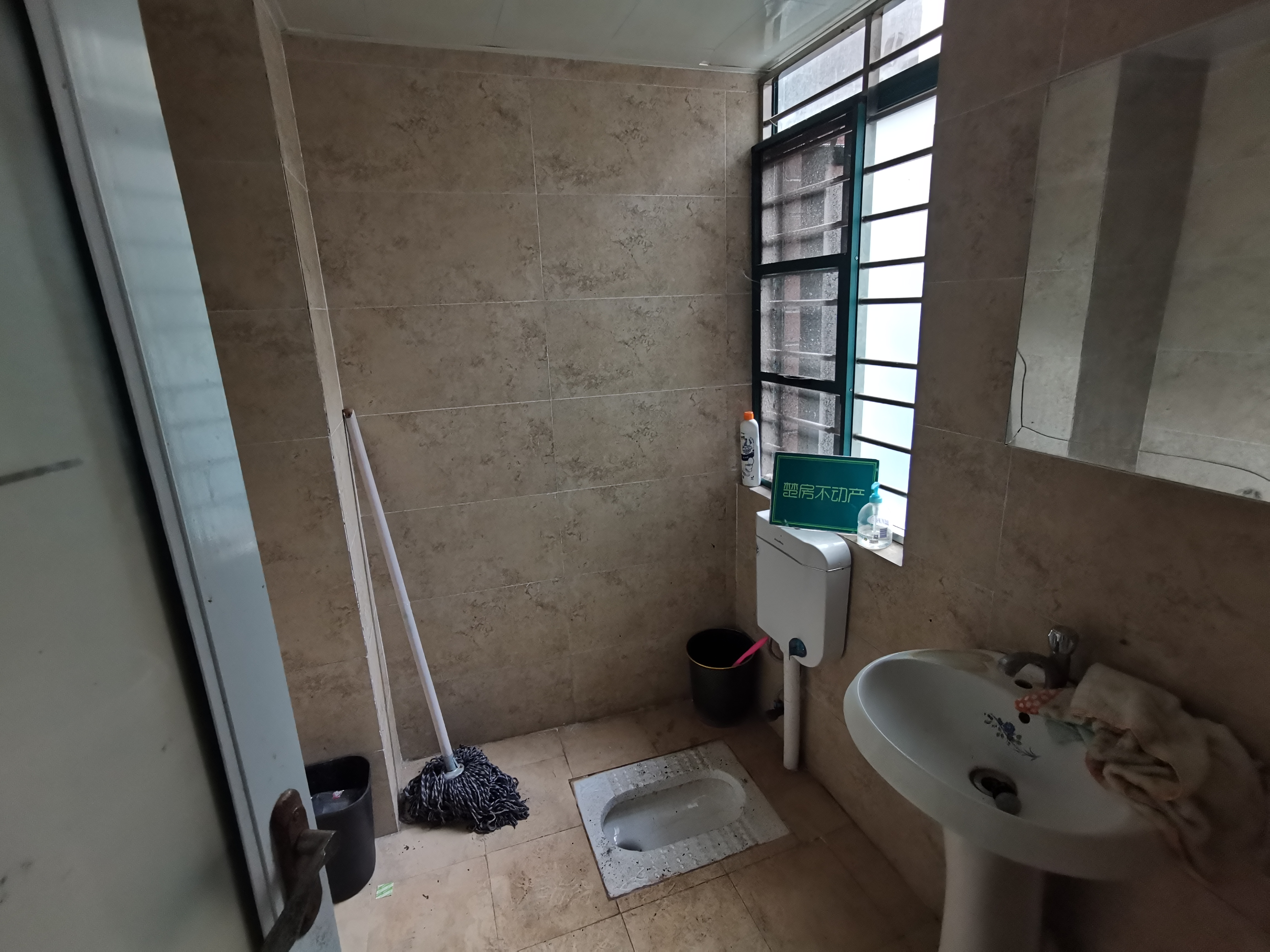 新街小区里面门面房，146平单价5000不到，不动产证在手