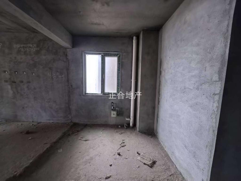 城南，元泰未来城B2区，电梯好楼层19楼，毛坯3房2卫，证满二