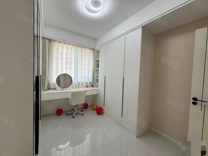 诚心出售，满庭春，全新装修，边户，一天未住，拎包即住！南北通透