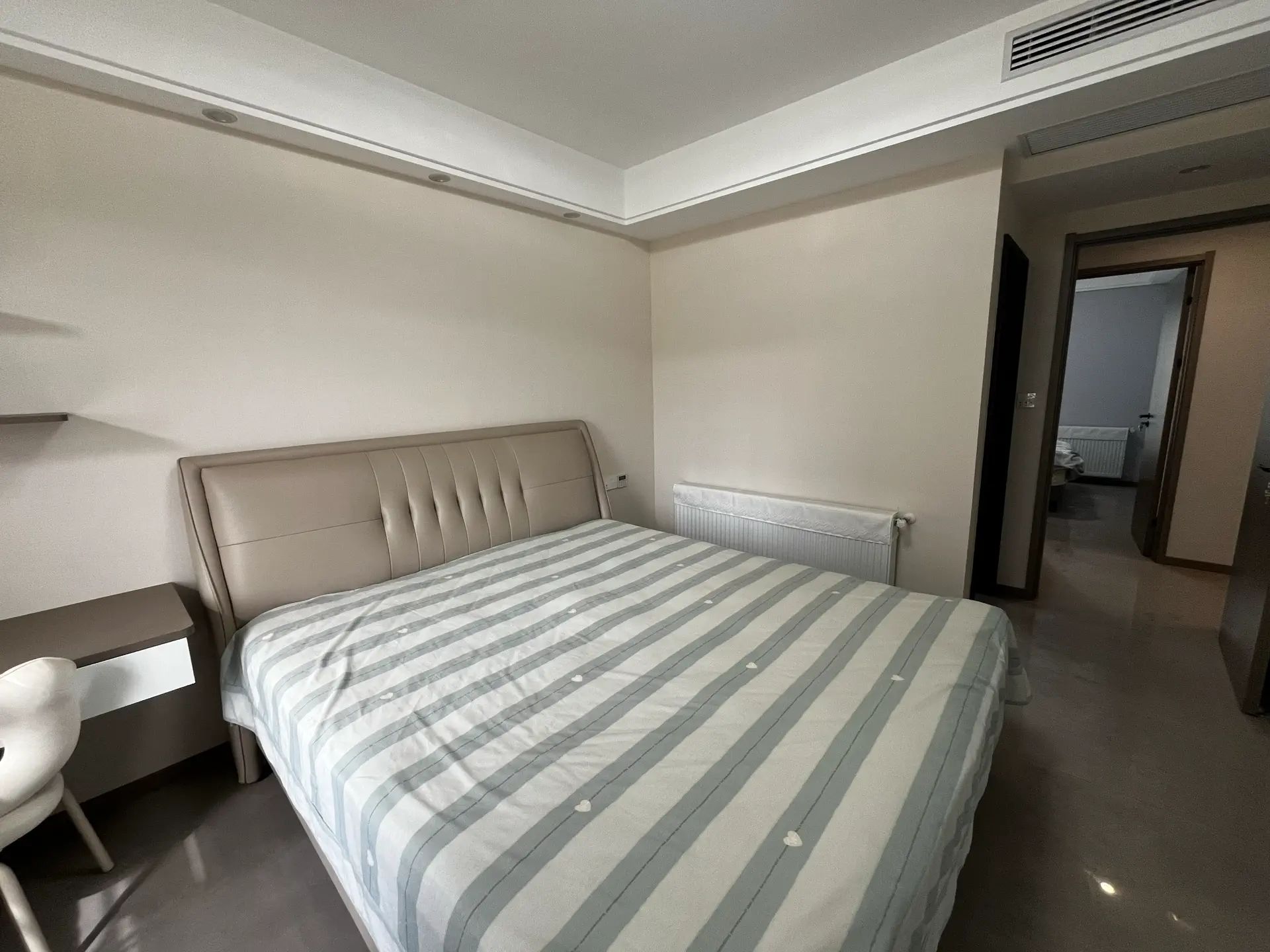 蓝天白云，精装四房‬两卫，‮阳长‬台，好楼层，全‮品屋‬牌定制，带‬暖气片，证满二