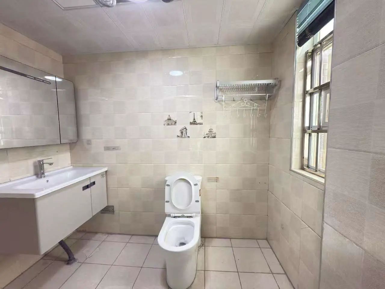 捡漏，武商旁，电梯小高层，电梯精装四房，家具家电全送，单价4300。