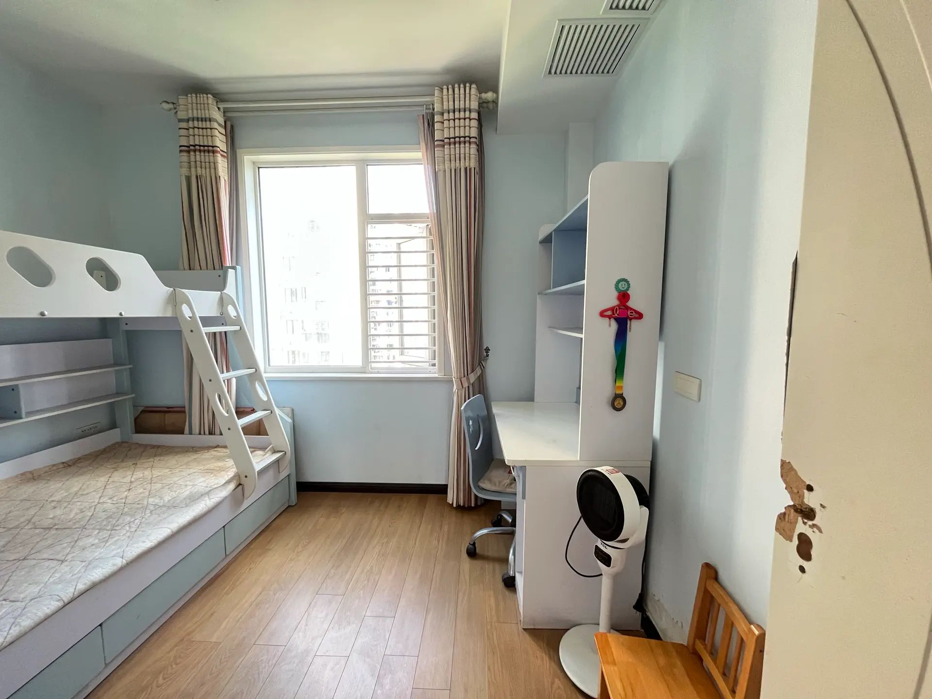 城西中央华府精装三房，小高层，房子保养还可以，中央空调，拎包入住