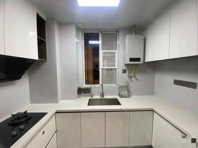 业主急售，朝阳丽景，城南次新小区，好楼层，几乎全新，精装三房，大阳台