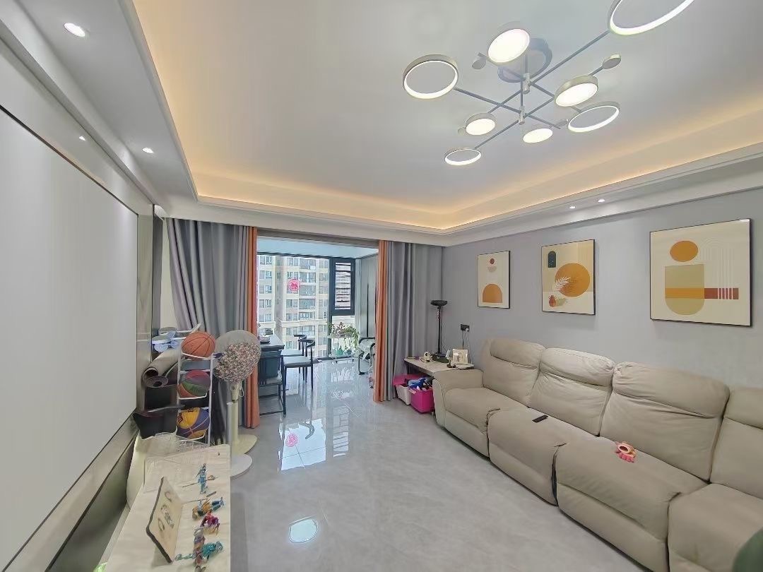 53，捡漏，森‮国林‬际‮冷翡‬翠， 精装三房，‬全屋地暖， 证‬满二