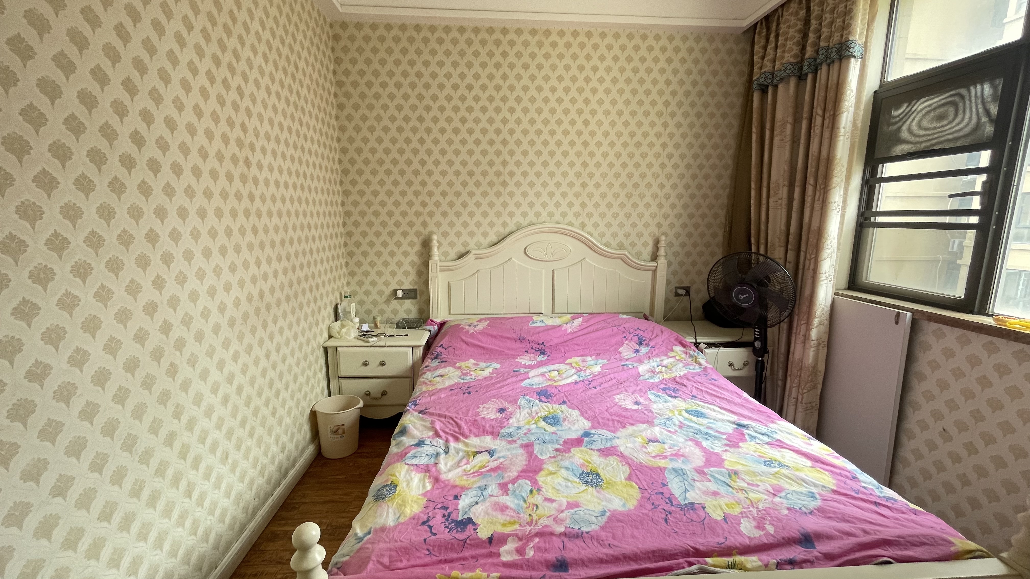 颐和公馆精装三房两卫.小区环境好.看房方便