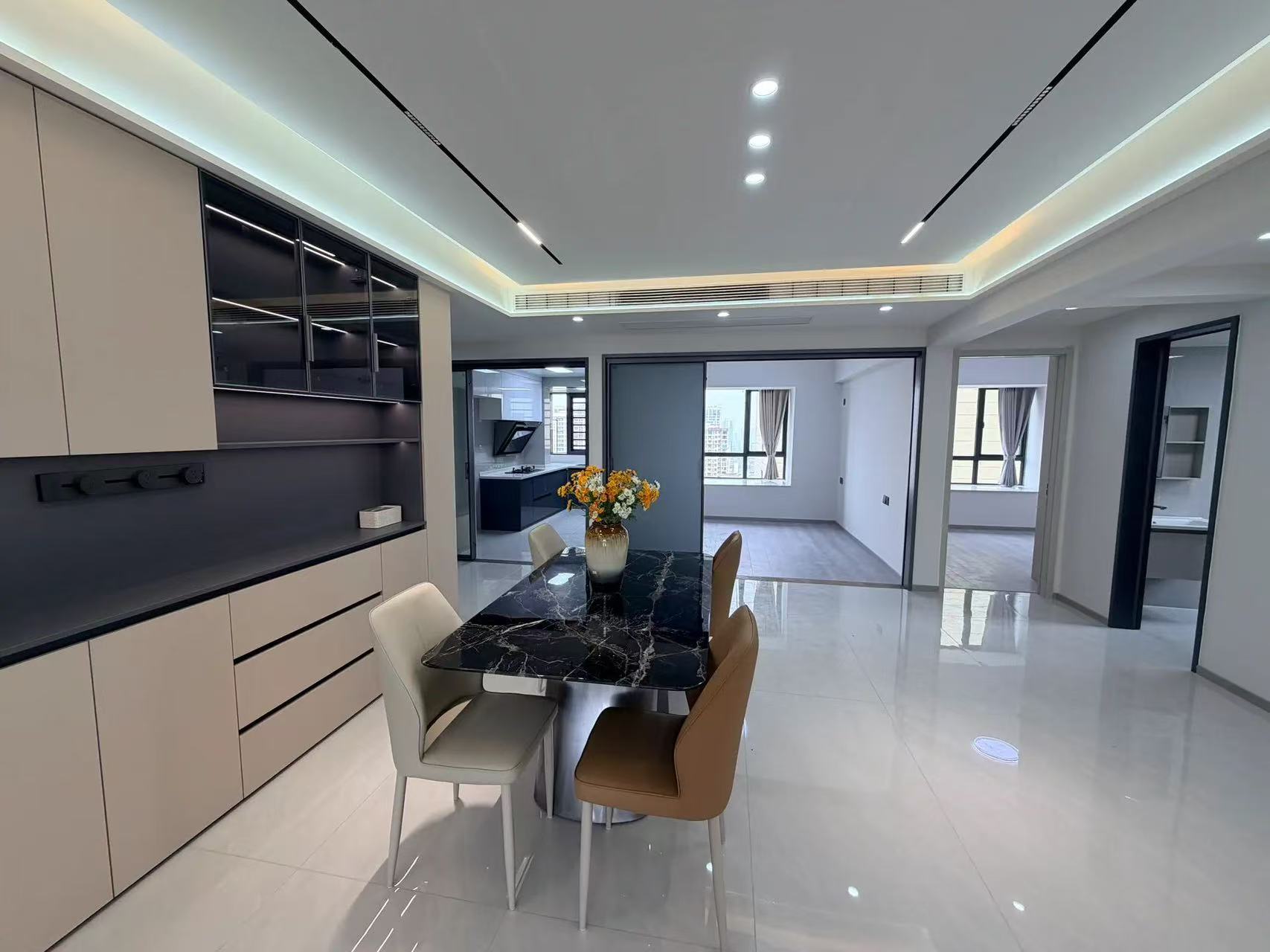 ​城‮吾，南‬悦‮场广‬旁，元泰c区，​精‮四装‬房，单价5300+，业主‮心诚‬出售，证‬满二