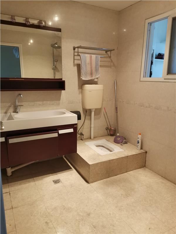 宏运名居，步梯中层，证满五年，价格美丽看房 看