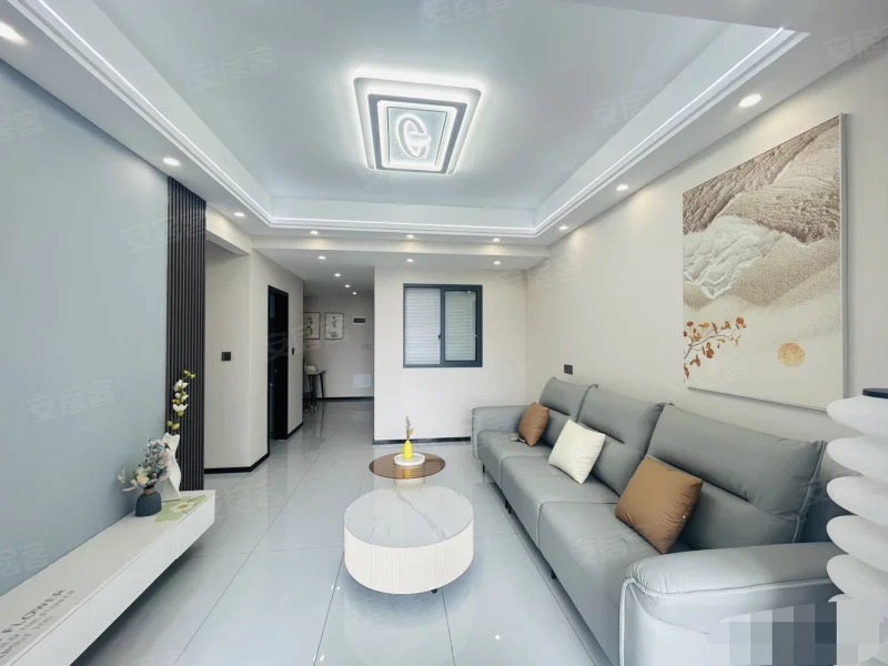 全新精装三房，仙桃xiao学，新三中旁  拎包入住 电梯中间楼层，证件满两年