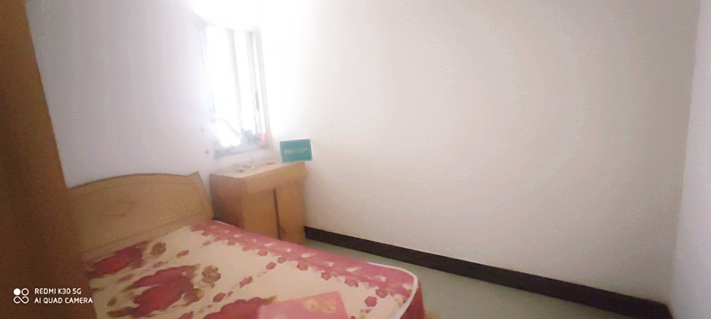 粮贸宿舍商城北门装修四房诚意出售