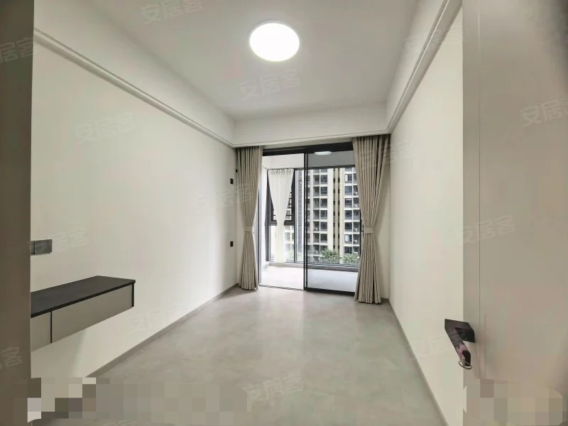 风和日丽，全新精装大4房，拎包入住，证满二，5楼，看中可谈