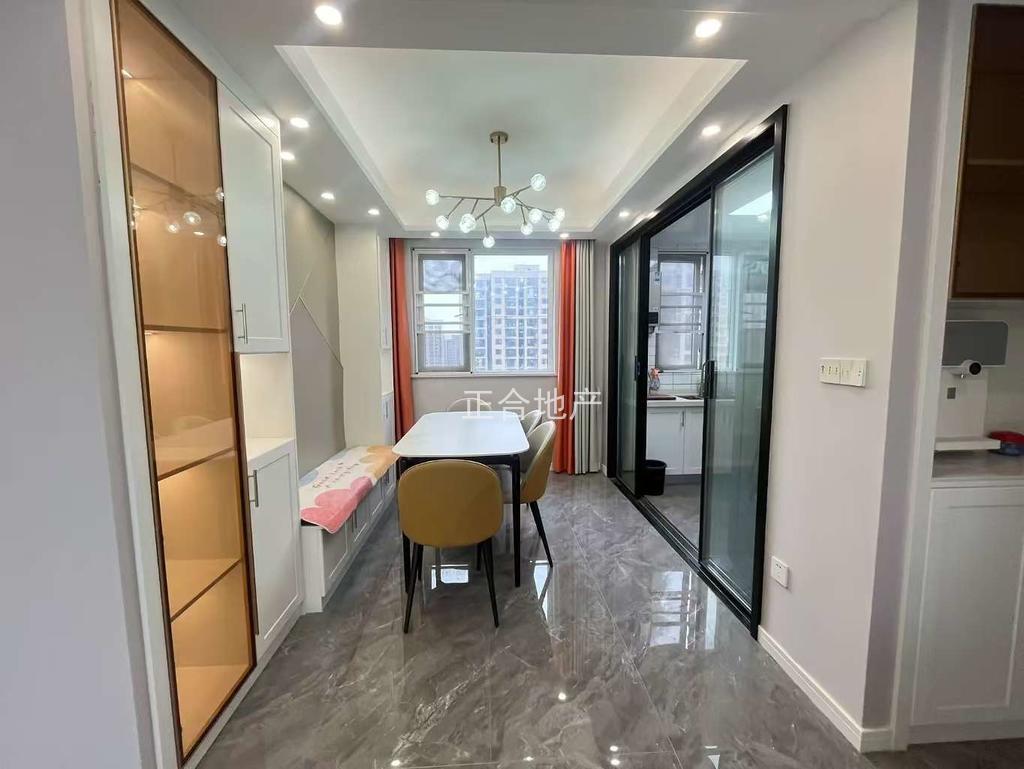 满庭春六期，边户好楼层，精装四房，保养成色9.9新，南北通透，全屋中央空调，拎包入住，证满二