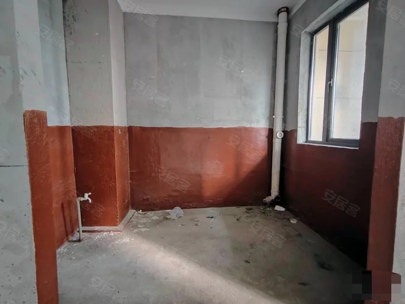 捡漏，森林国际翡冷翠。好楼层边户，毛坯四房，证满二，诚心出售