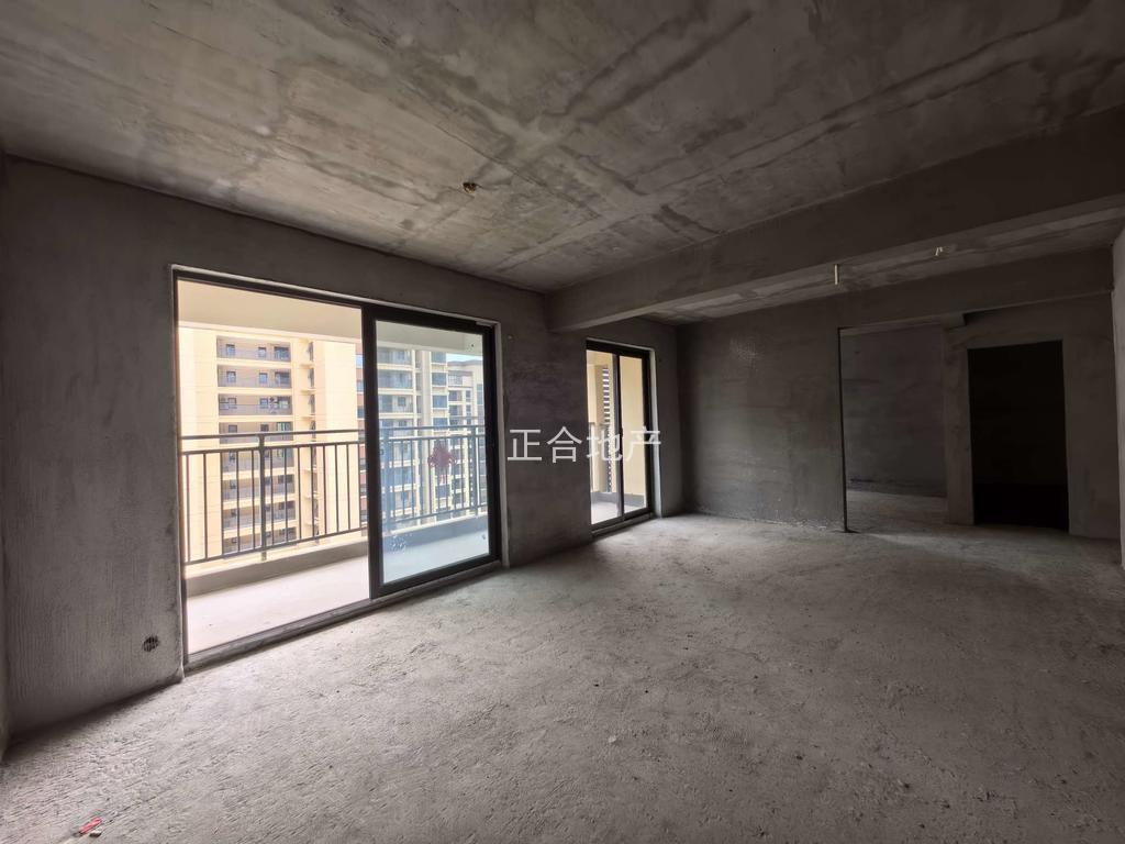 荣怀a区，现房，电梯小高层，好楼层15楼，4开间朝南，68万包满二