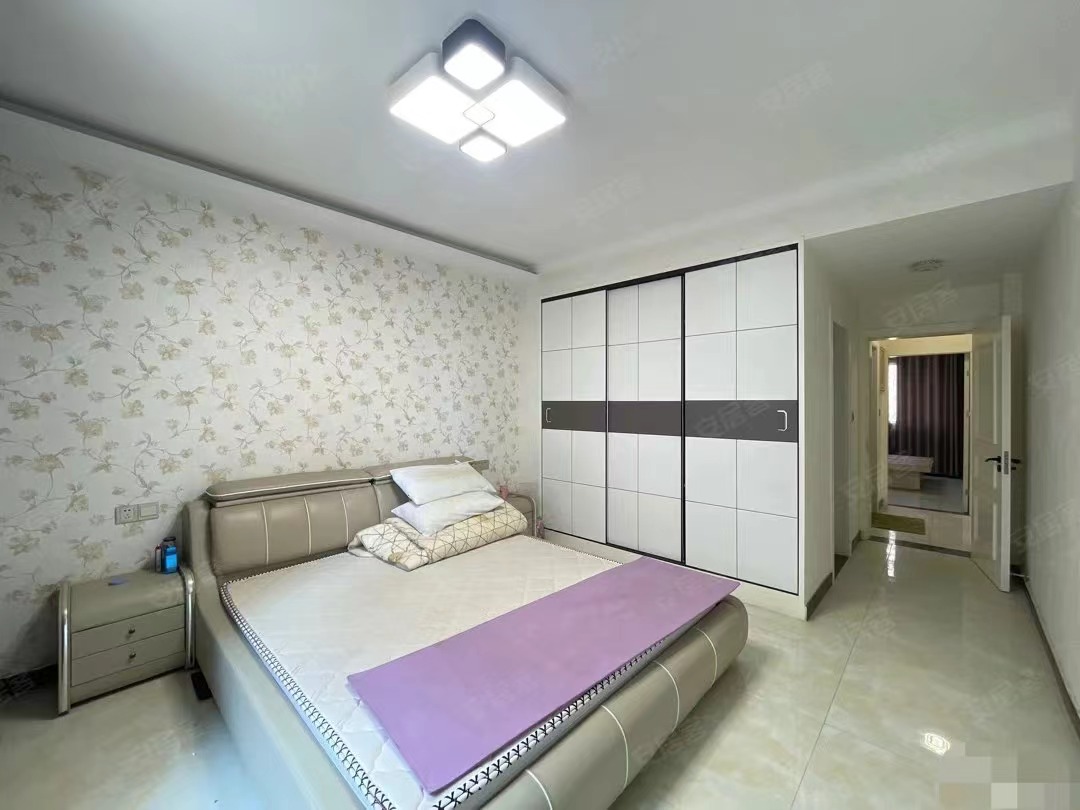 70，捡漏！！满庭春，带供暖，精装大三房边户，单价5500，电梯小高层，好楼层