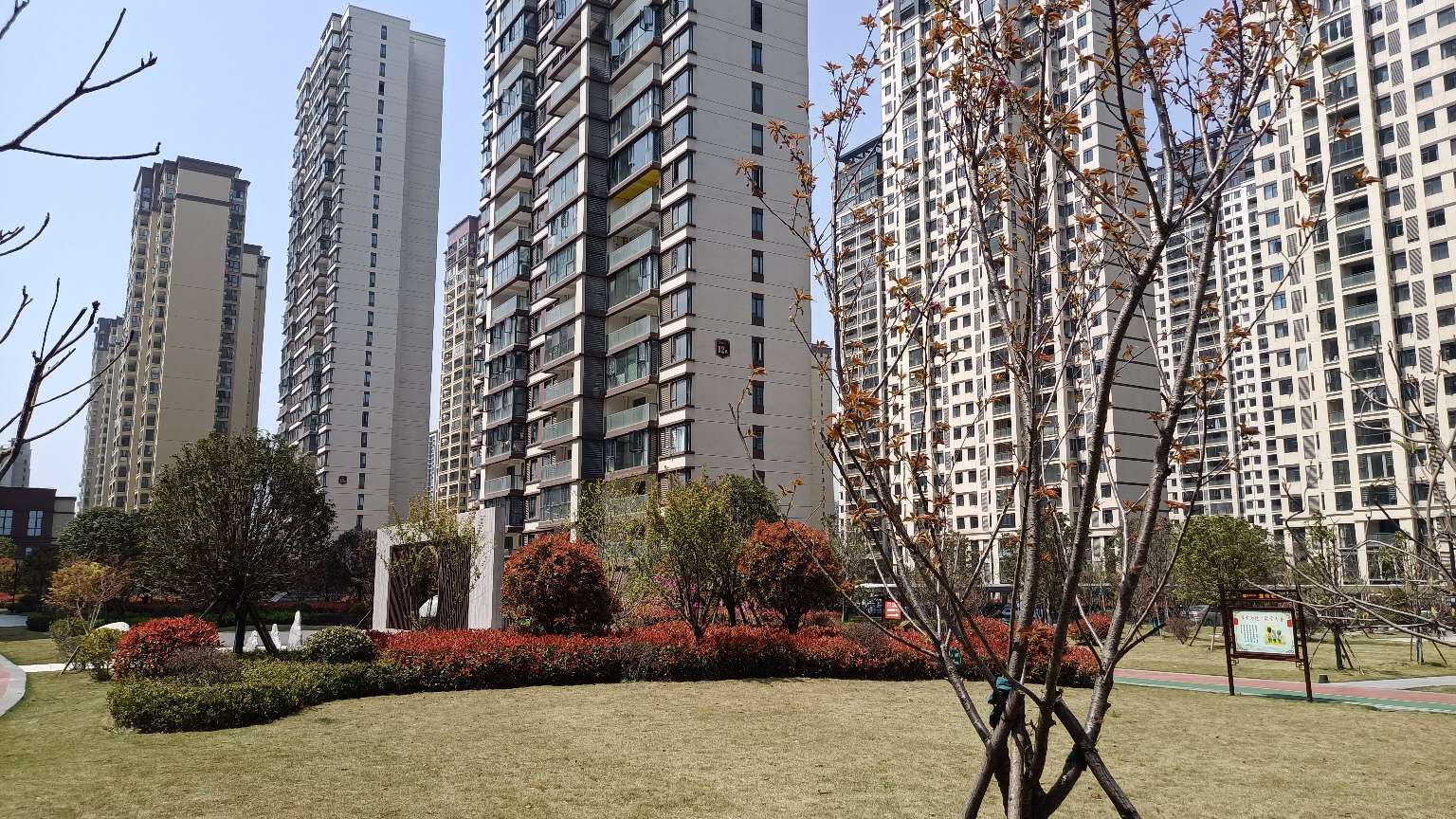 城南新小区蓝天白云毛坯，中间楼层，房东亏本卖！