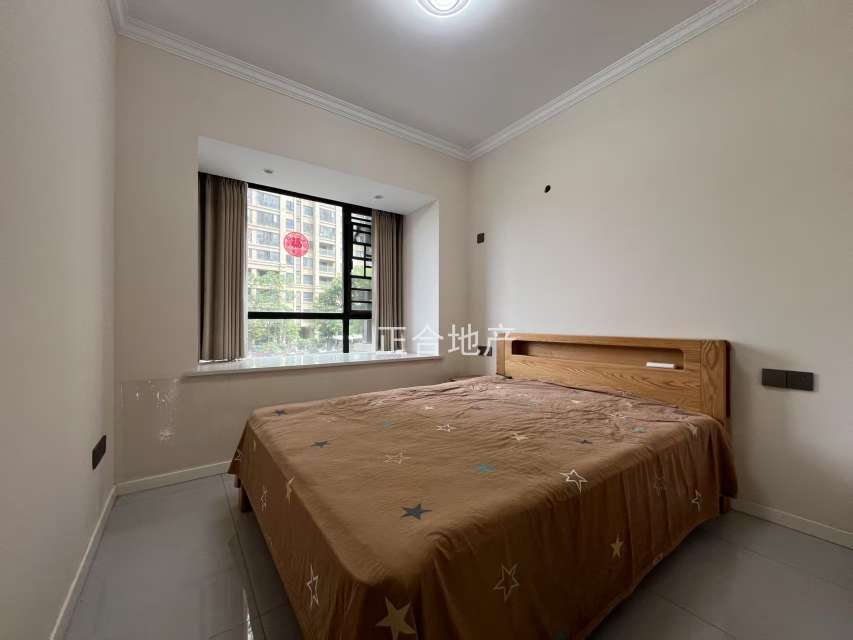 城南，御湖业主自装修婚房，单价5000，精装大三房，送车位，南北通透，证满二