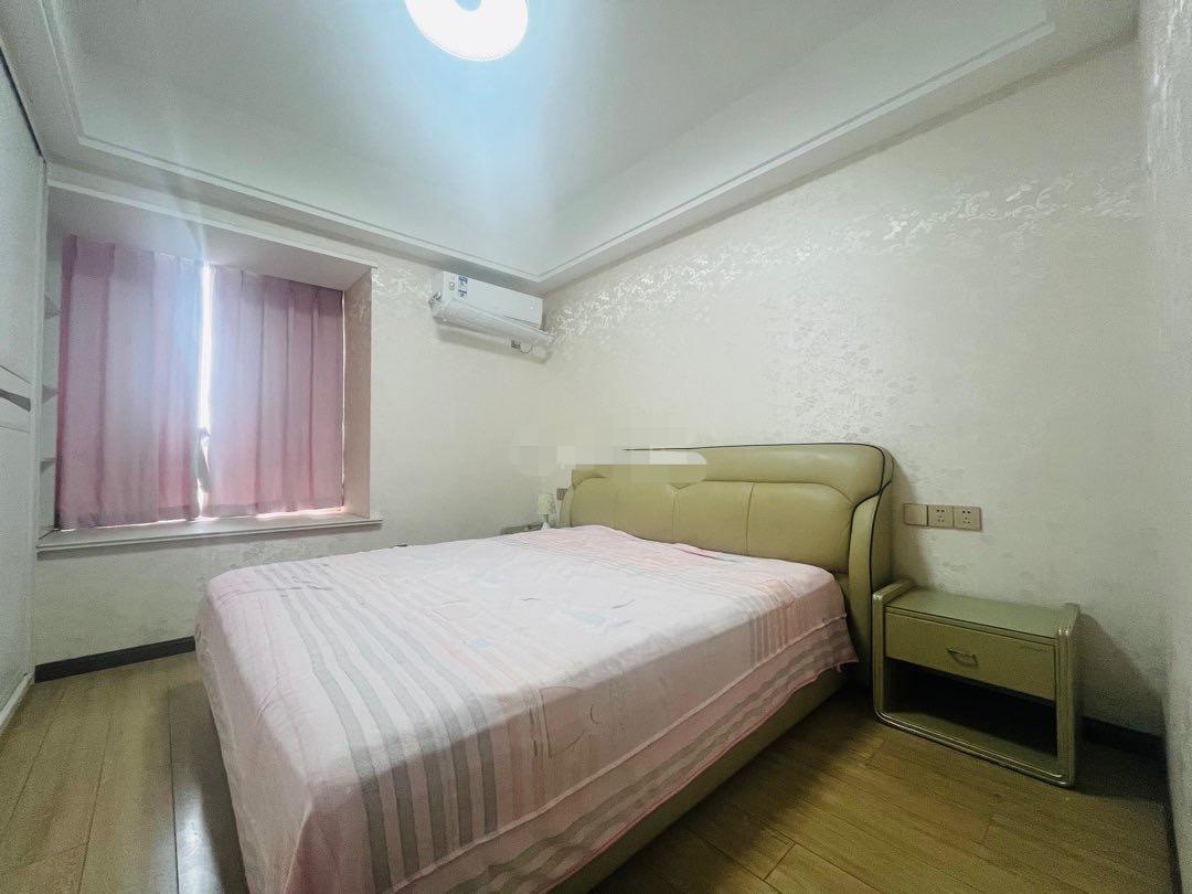 业主亏本出，城南沔阳。新三中旁，南北通透，双阳台，精装四房，证满二