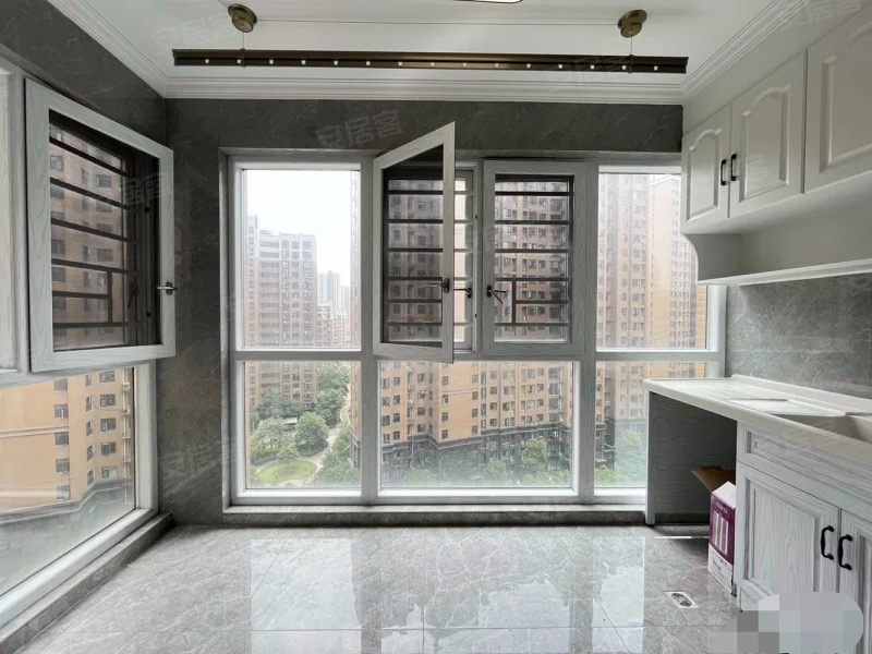 376，捡漏，亏本出，沔阳公馆，精装3房2厅2卫，单价5000，电梯10楼。证件满2年三开间朝南