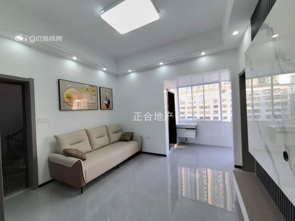 商城附近，仙源酒店旁，步梯中层，有证，全新装修，精装三房，南北通透